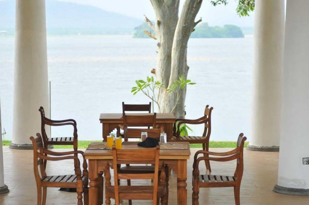 Yala Oga Reach Hotel Tissamaharama Dış mekan fotoğraf